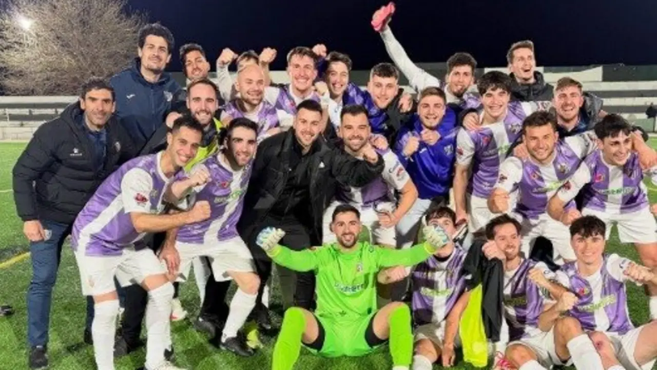 Jugadores y t&eacute;cnicos del Atl&eacute;tico Ja&eacute;n celebran la victoria ante el Carolinense sobre el c&eacute;sped del Estadio Sebasti&aacute;n Barajas. - Foto: Atl&eacute;tico Ja&eacute;n