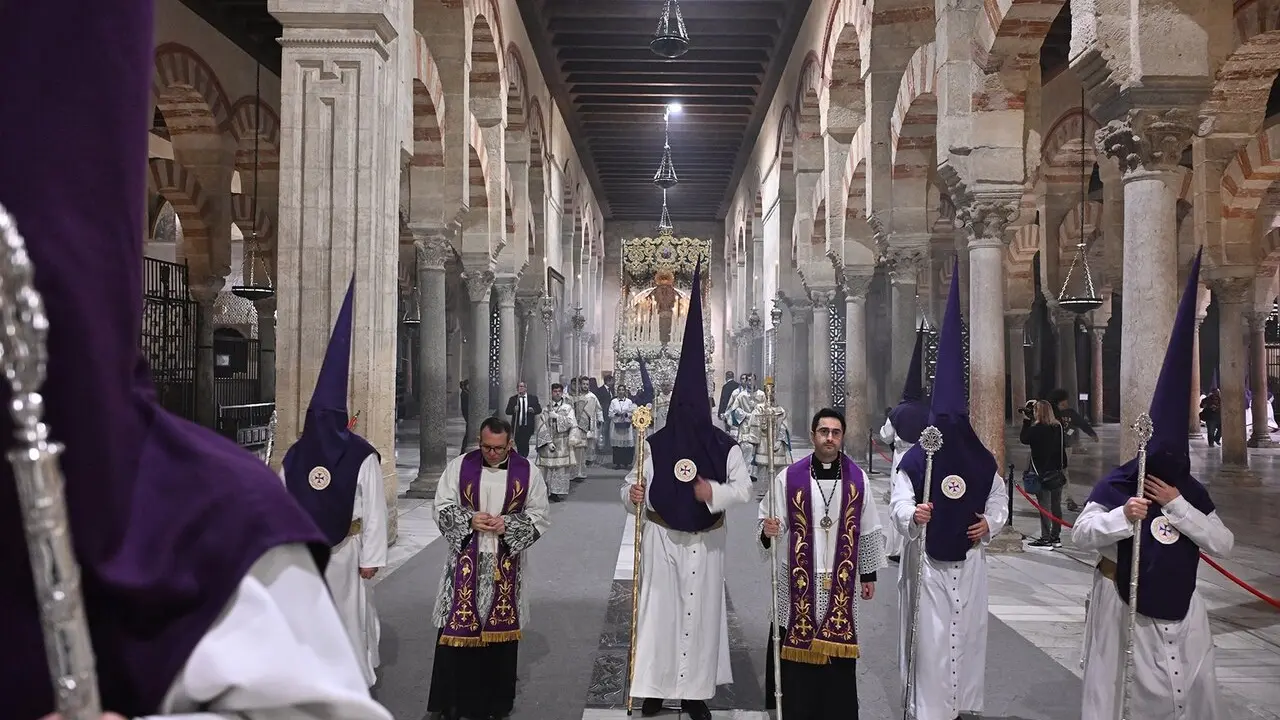 Archivo - Una procesi&oacute;n durante su paso por el interior de la Mezquita-Catedral de C&oacute;rdoba, que forma parte de la Carrera Oficial de la Semana Santa de C&oacute;rdoba.