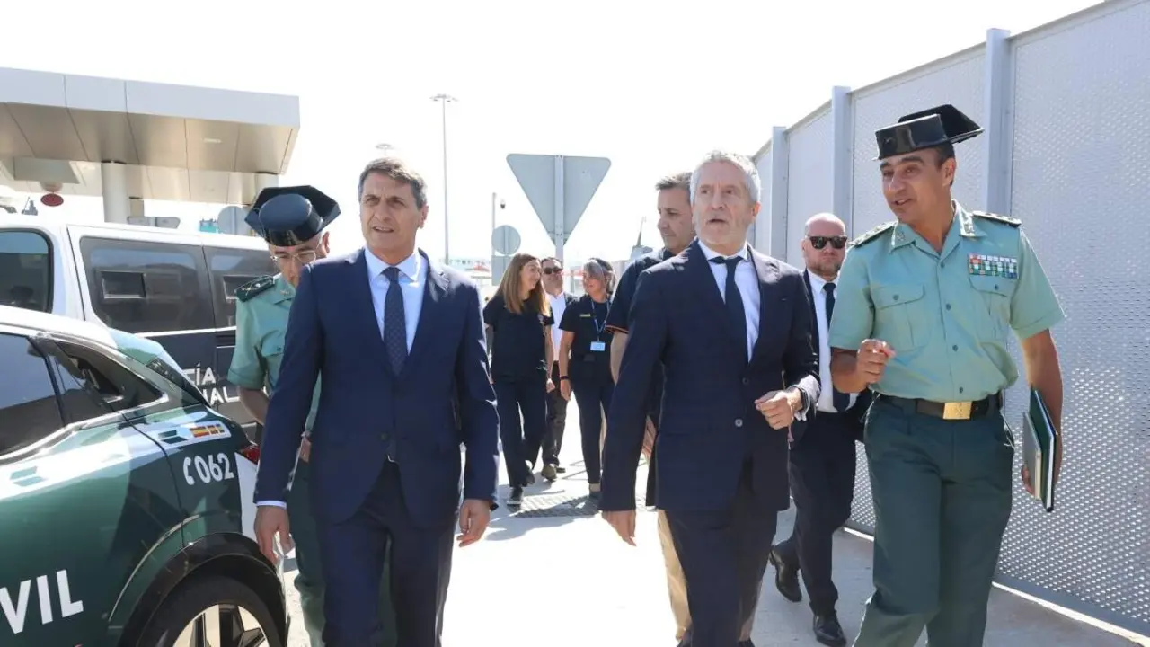 Marlaska. en una visita al puerto de Algeciras en 2024 y acompa&ntilde;ado por Almansa - Europa Press