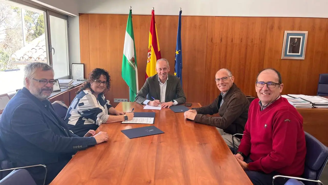 Firma del convenio con el Club Alekhine.| AYTO TOMARES