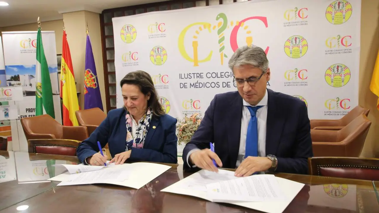 Mar&iacute;a del Carmen Arias Blanco y Andr&eacute;s Jurado Luna, durante la firma del convenio.