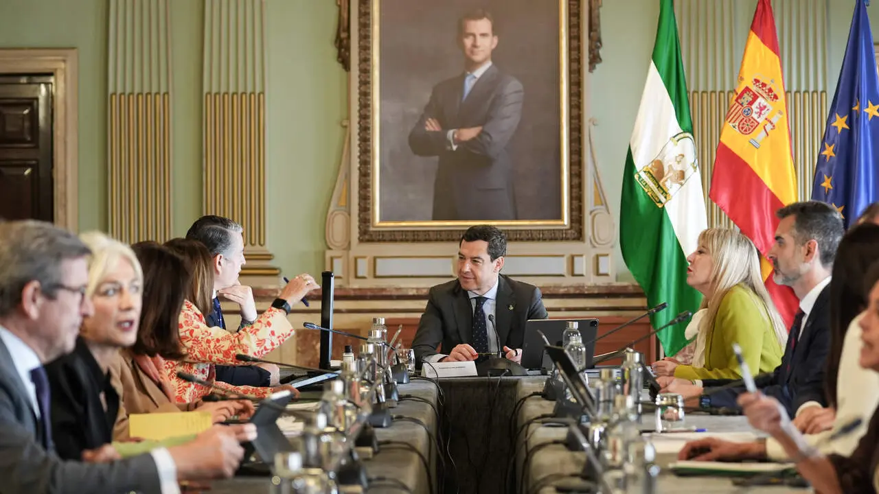 l presidente de la Junta de Andaluc&iacute;a, Juanma Moreno (c), preside en Huelva la reuni&oacute;n ordinaria del Consejo de Gobierno. | Mar&iacute;a Jos&eacute; L&oacute;pez EP.