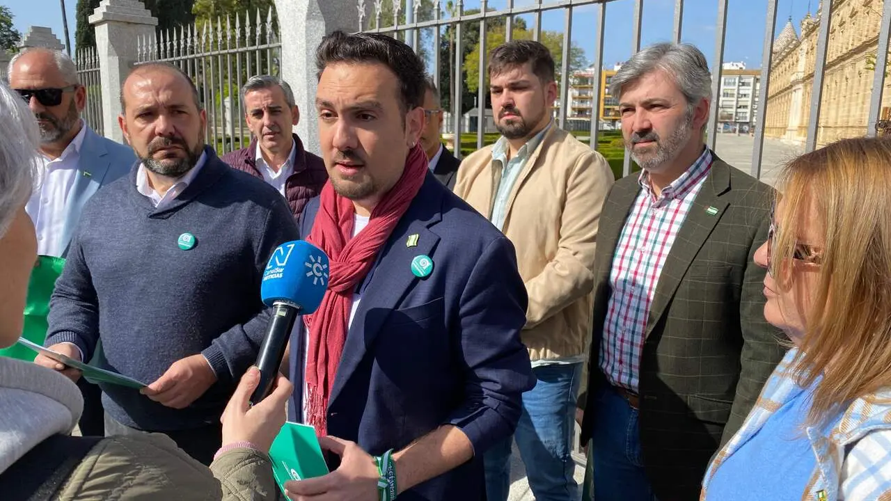 Los andalucistas dando a conocer su propuesta. | AxS&iacute;