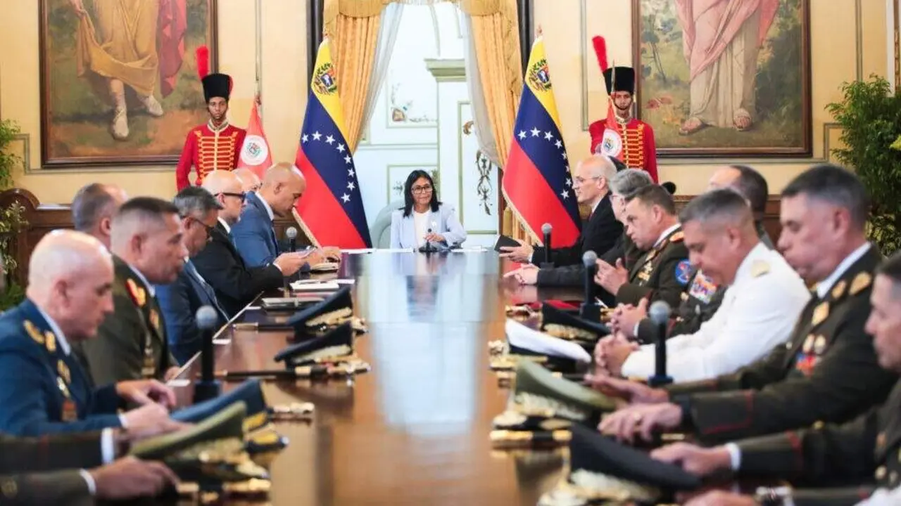 La presidenta encargada de Venezuela, Delcy Rodr&iacute;guez, junto al nuevo Alto Mando Militar del pa&iacute;s. | Europa Press.