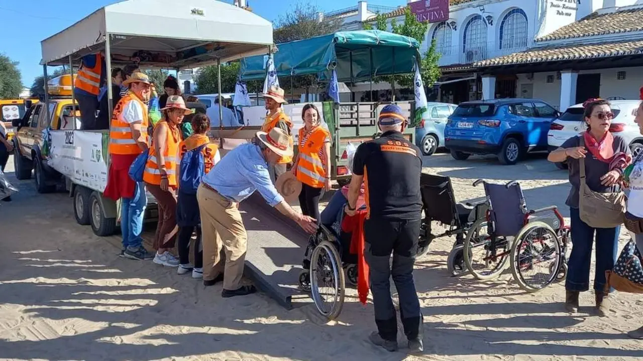 Personas con movilidad reducida en la aldea del Roc&iacute;o. | Fundaci&oacute;n Once.
