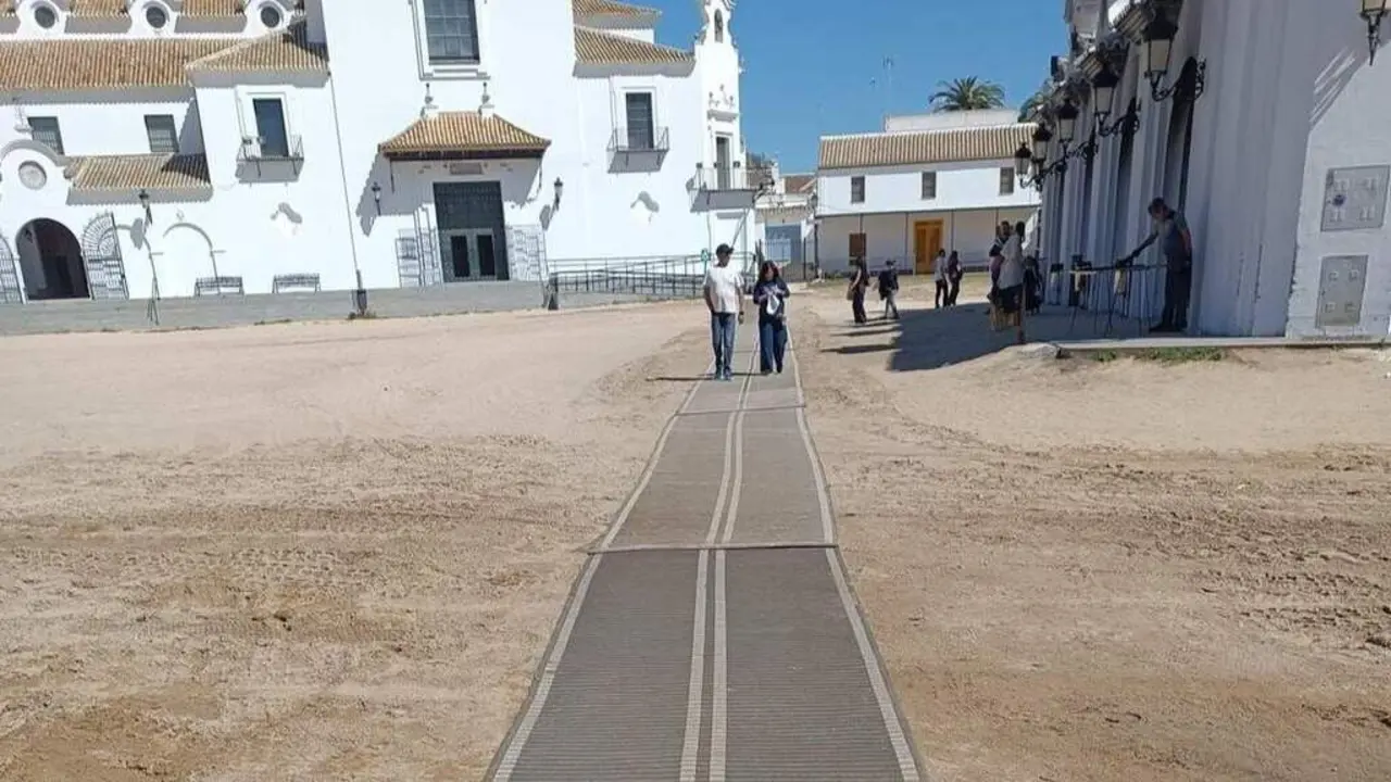 Imagen del camino para personas con movilidad reducida instalado en el Roc&iacute;o. | Ayto. de Almonte.