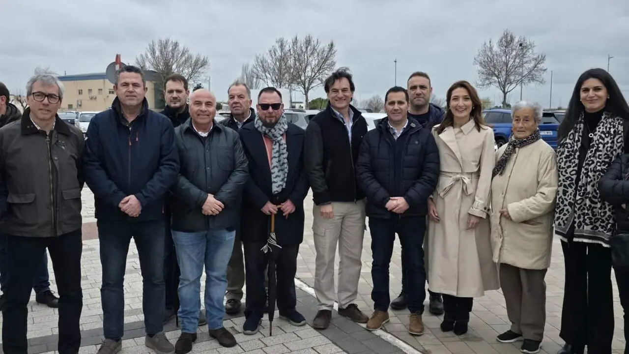 El Grupo Popular de Ja&eacute;n participa en una concentraci&oacute;n en Alc&aacute;zar de San Juan (Ciudad Real) para exigir la conexi&oacute;n por AVE entre la capital jiennense con Madrid a trav&eacute;s de Despe&ntilde;aperros. - Foto: PP.