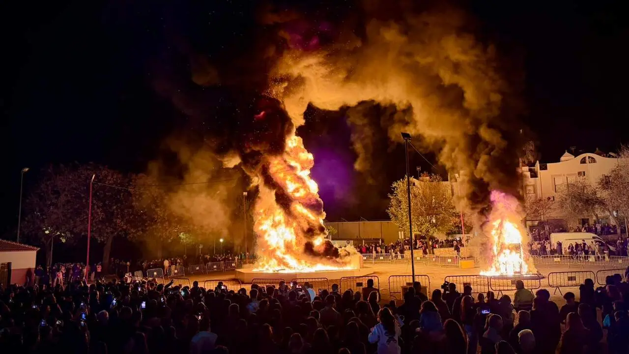 Arde la Falla de Mancha Real de 2026.