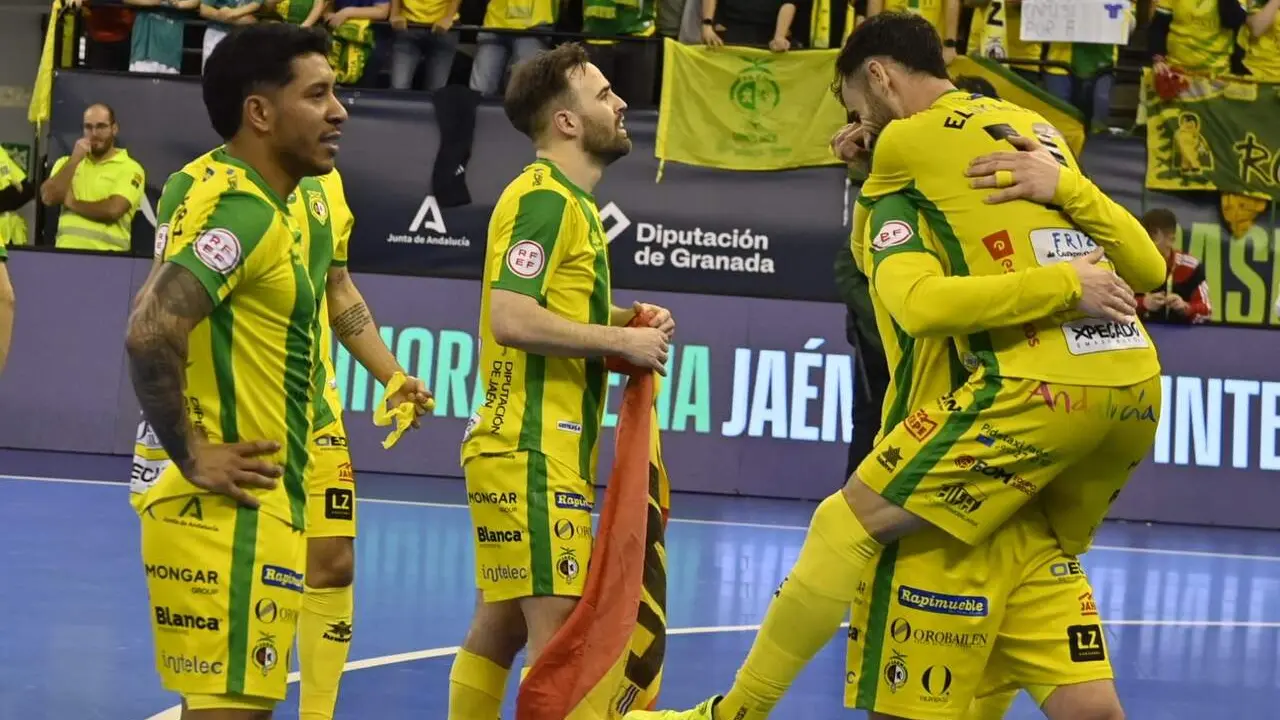 Jugadores del Ja&eacute;n Para&iacute;so Interior FS festejan el t&iacute;tulo al t&eacute;rmino de la final. - Foto: Juan Carlos Fern&aacute;ndez/Lacontradejaen