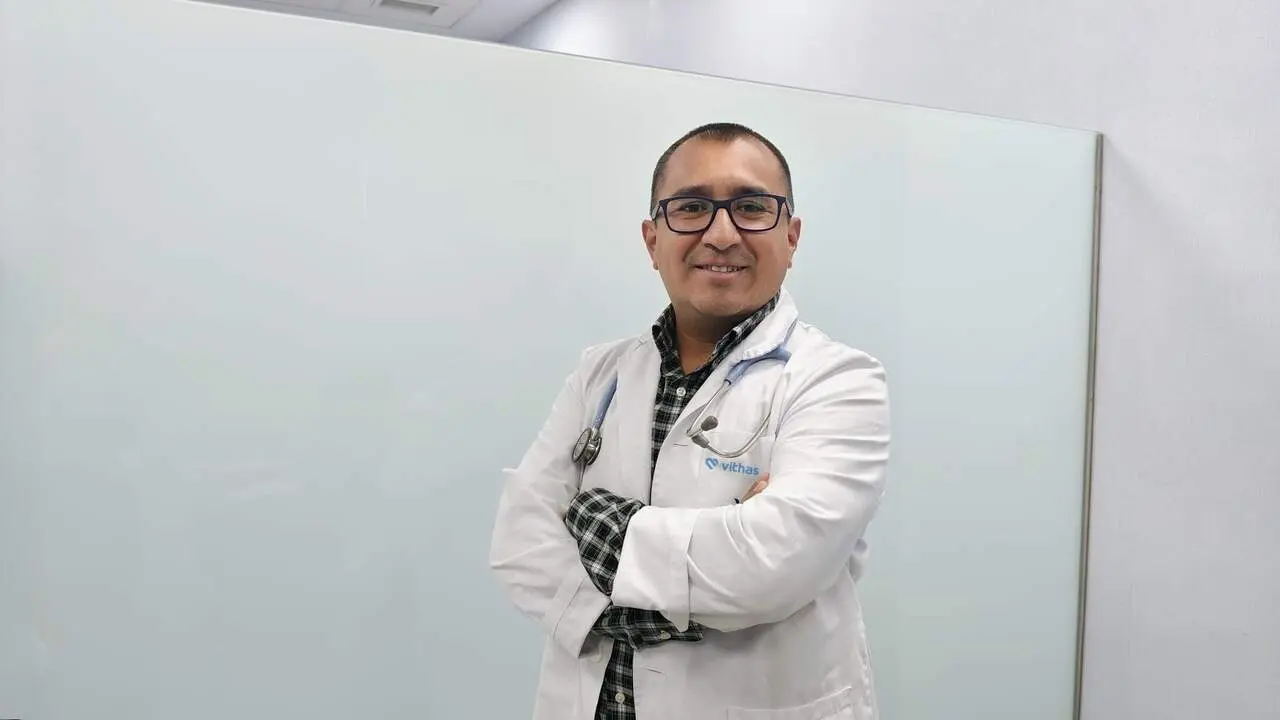 El doctor Guti&eacute;rrez, especialista en Neumolog&iacute;a de Vithas Sevilla. | VITHAS
