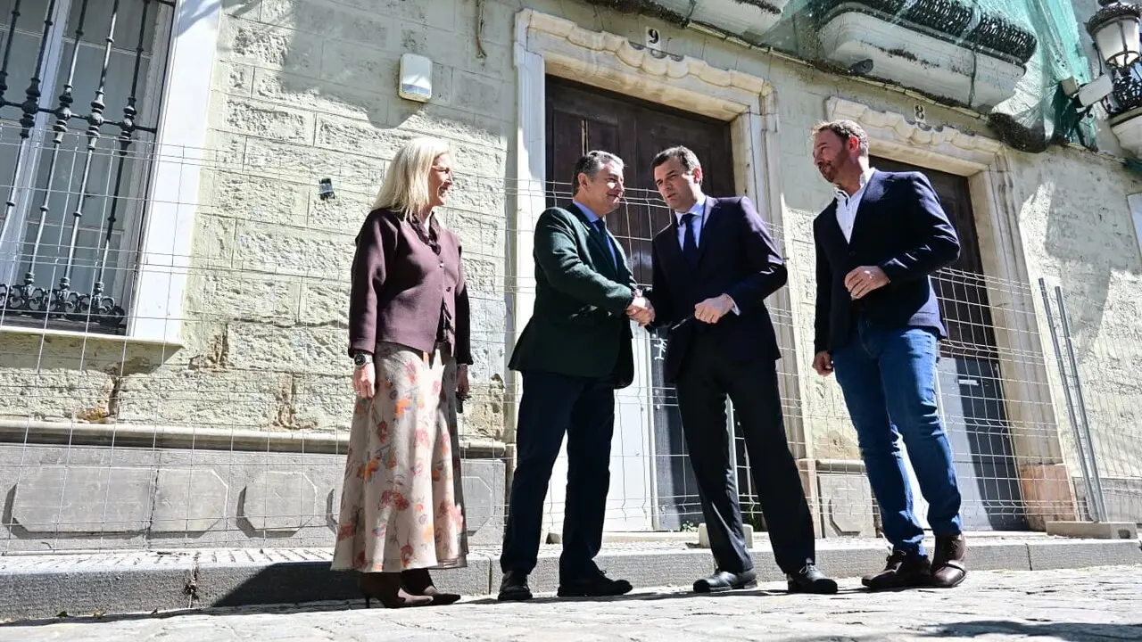 Antonio Sanz y Bruno Garc&iacute;a, ante el futuro centro de salud del Mentidero. | Eulogio Garc&iacute;a.