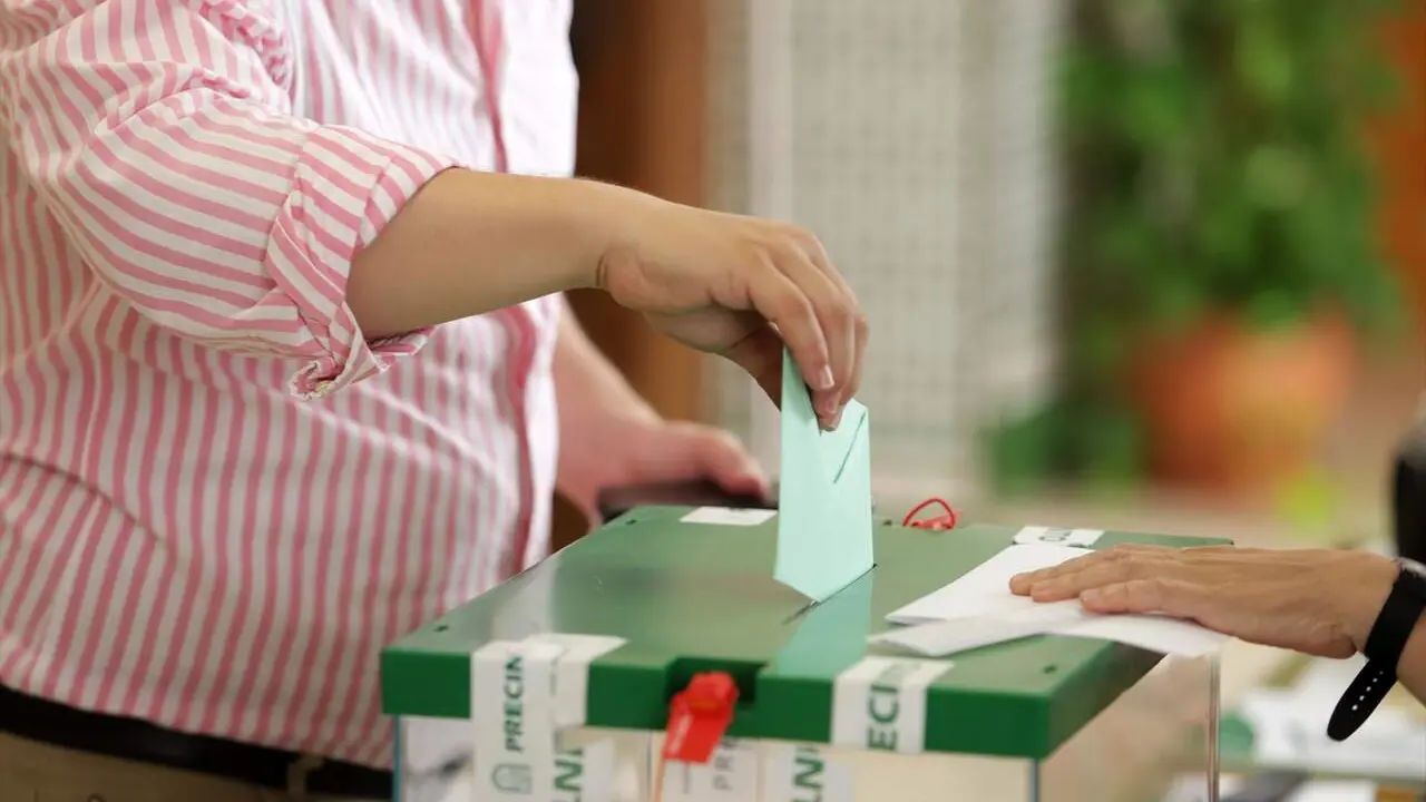 Ciudadanos votando en las elecciones de la Junta de Andaluc&iacute;a en 2022. | Archivo