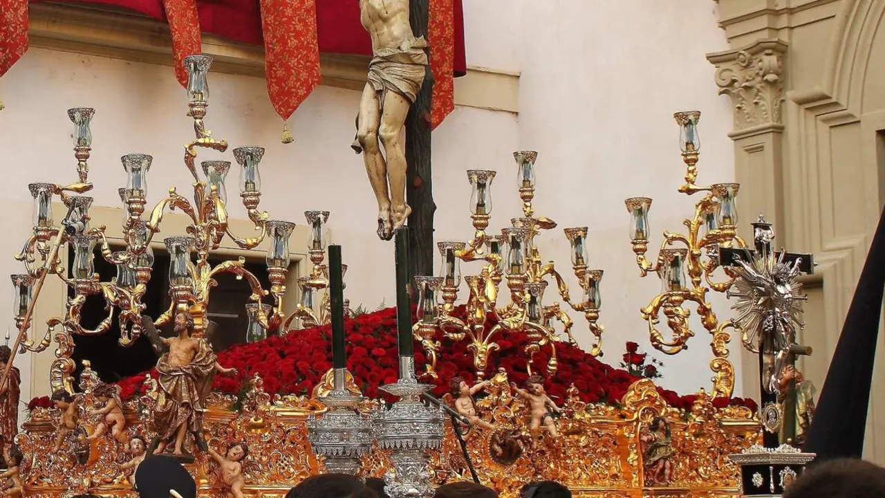 Flores en un paso de Semana Santa. | Europa Press.