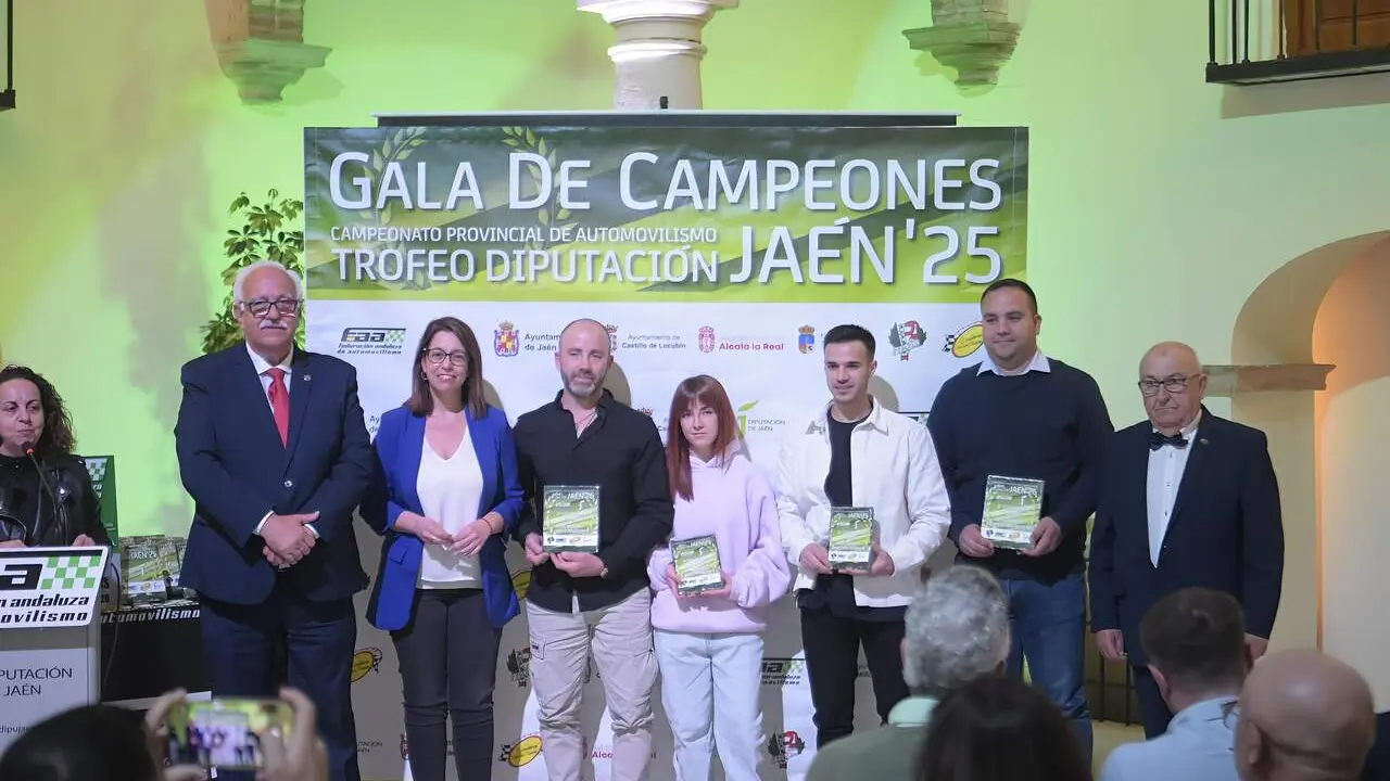 Galardonados posan con las autoridades durante la Gala del Automovilismo. - Foto: Diputaci&oacute;n Ja&eacute;n