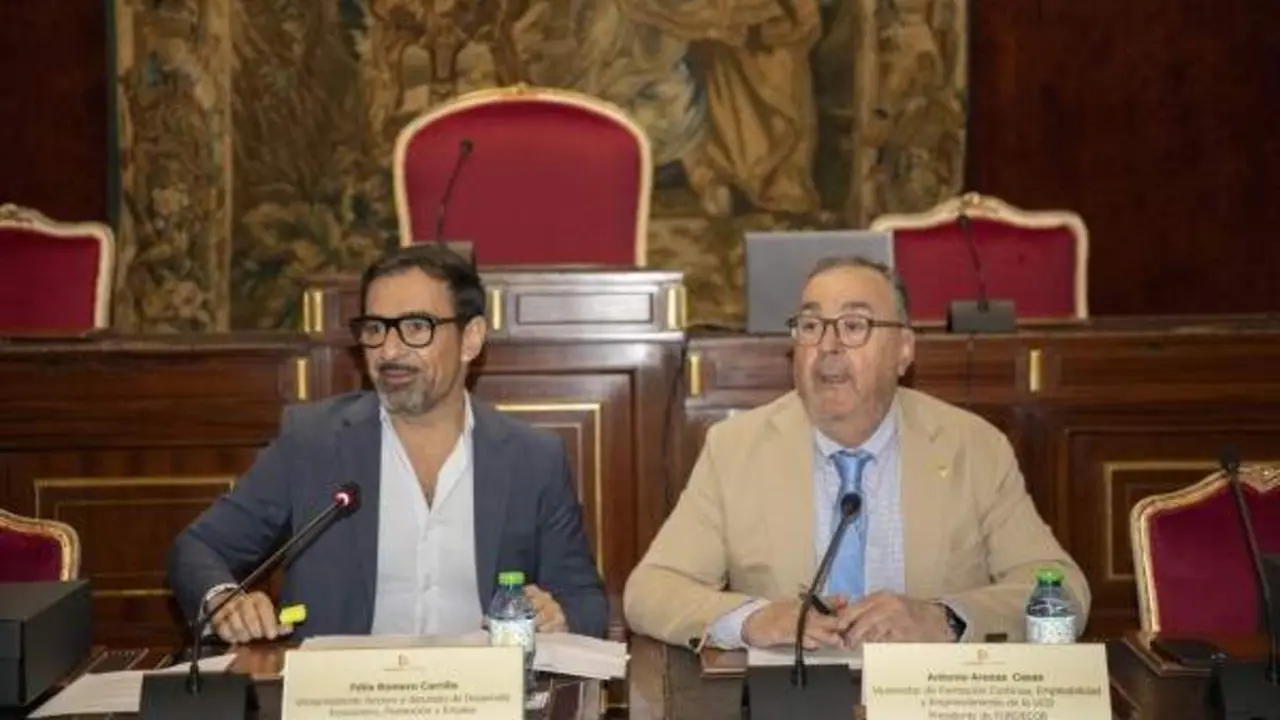 El delegado de Desarrollo Econ&oacute;mico de la instituci&oacute;n provincial, F&eacute;lix Romero, junto al presidente de Fundecor, Antonio Arenas.
