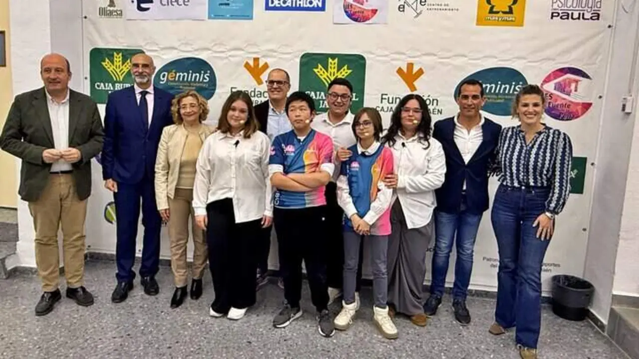 Foto de familia en el acto de presentaci&oacute;n de la prueba. - Foto: Ayuntamiento Ja&eacute;n