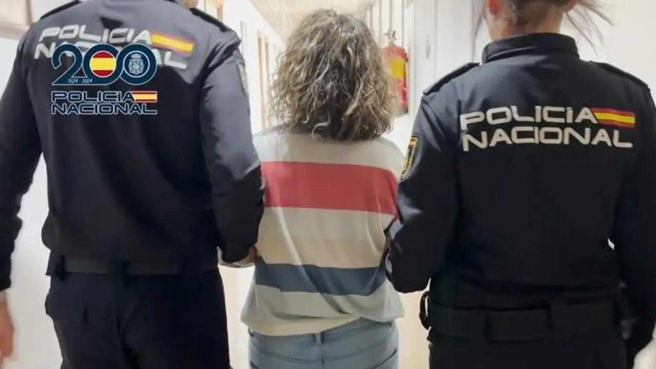 Agentes de la Polic&iacute;a Nacional junto a la acusada. | Europa Press.