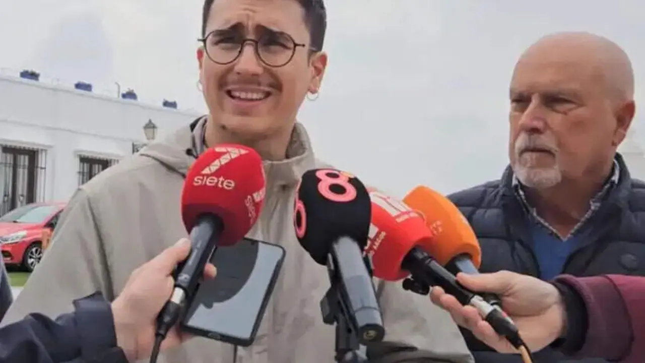 El portavoz de IU-Arcos, Miguel &Aacute;ngel Ortega, se dirige a los medios./ MAC&Iacute;AS.