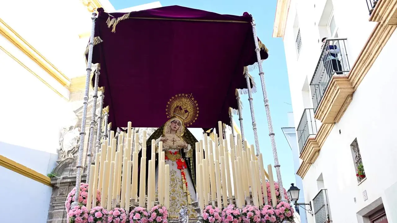 La Reina de Todos los Santos, en su primera salida procesional. | Eulogio Garc&iacute;a.