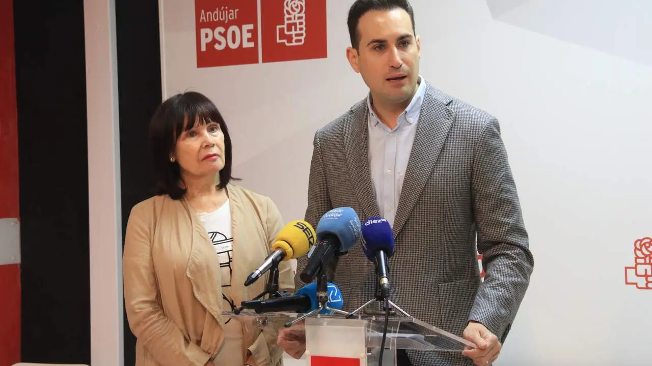 Micaela Navarro y Jos&eacute; Latorre en rueda de prensa. | PSOE de And&uacute;jar