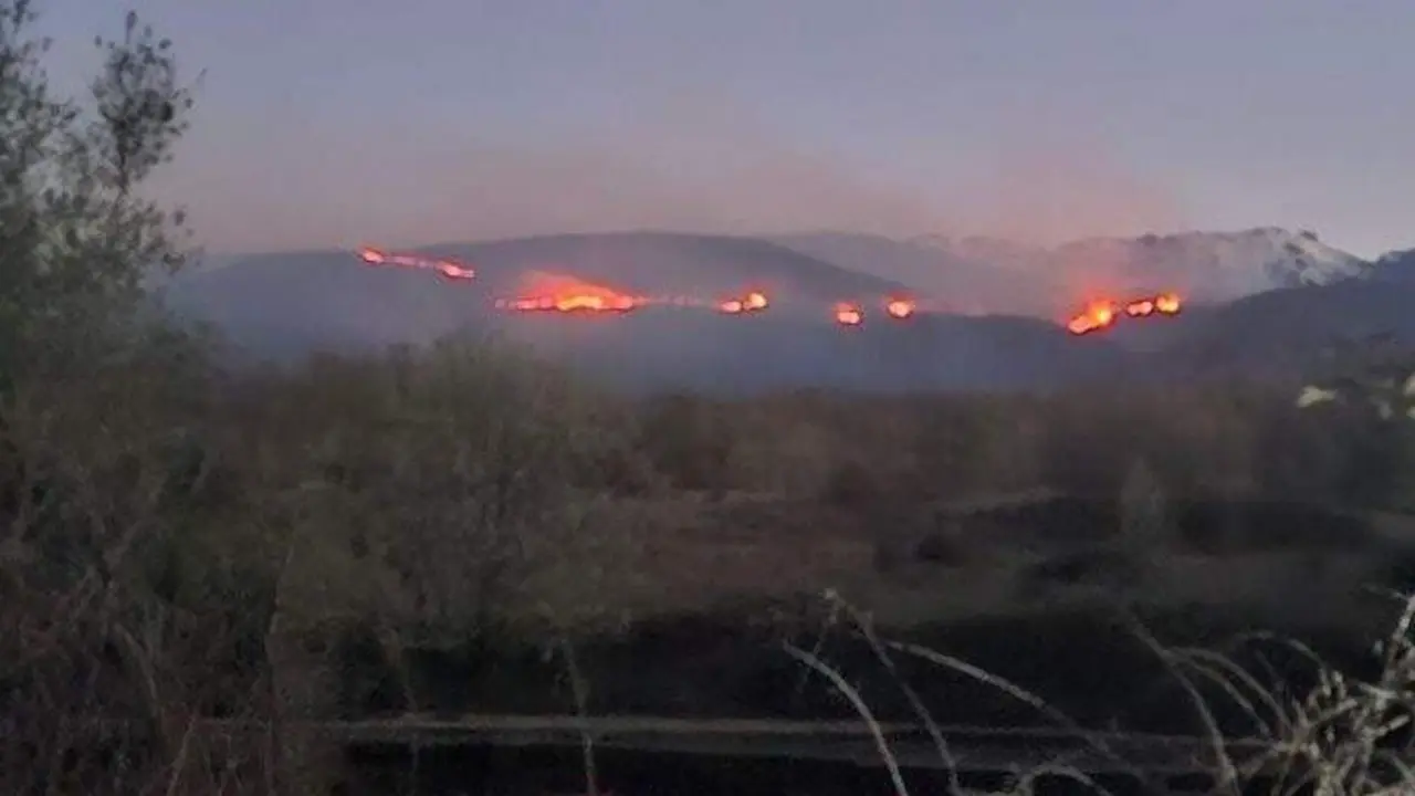 Incendio de Losar de la Vera al amanecer de este 1 de abril. | Europa Press.