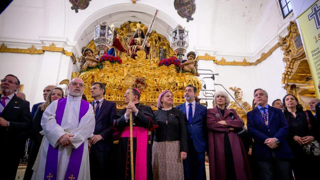 El alcalde de C&aacute;diz, Bruno Garc&iacute;a, este Jueves Santo durante el acto de entrega del bast&oacute;n de mando a Jes&uacute;s Nazareno del barrio de Santa Mar&iacute;a. / VIVA