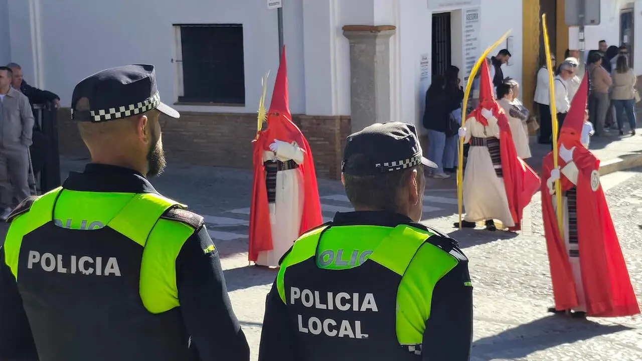 La Polic&iacute;a Local en plena Semana Santa./ MAC&Iacute;AS.