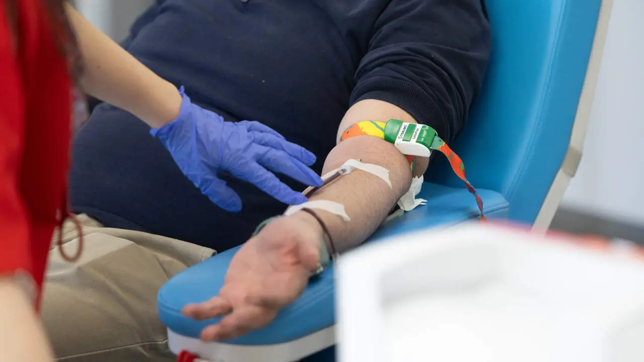 Una persona donando sangre en una imagen de archivo | EP