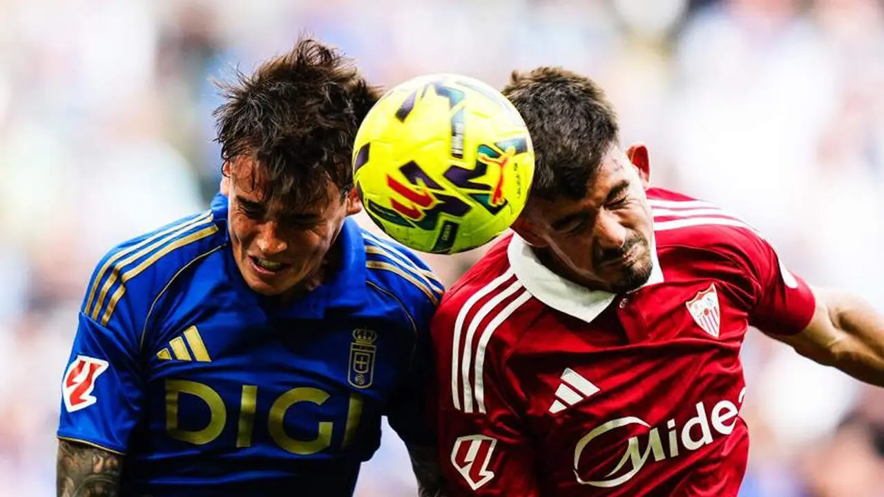 Fonseca y Kike Salas luchan por el bal&oacute;n. | SFC