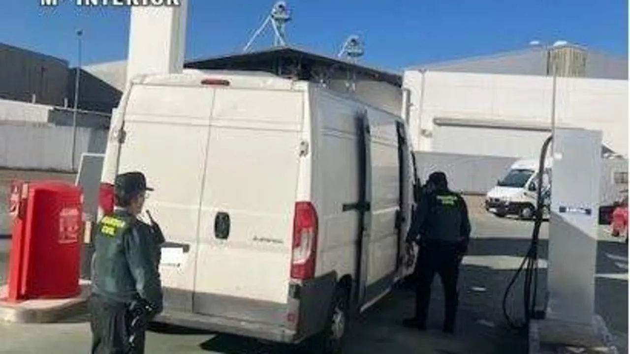 Un agente de la Guardia Civil junto a la furgoneta. | Europa Press.