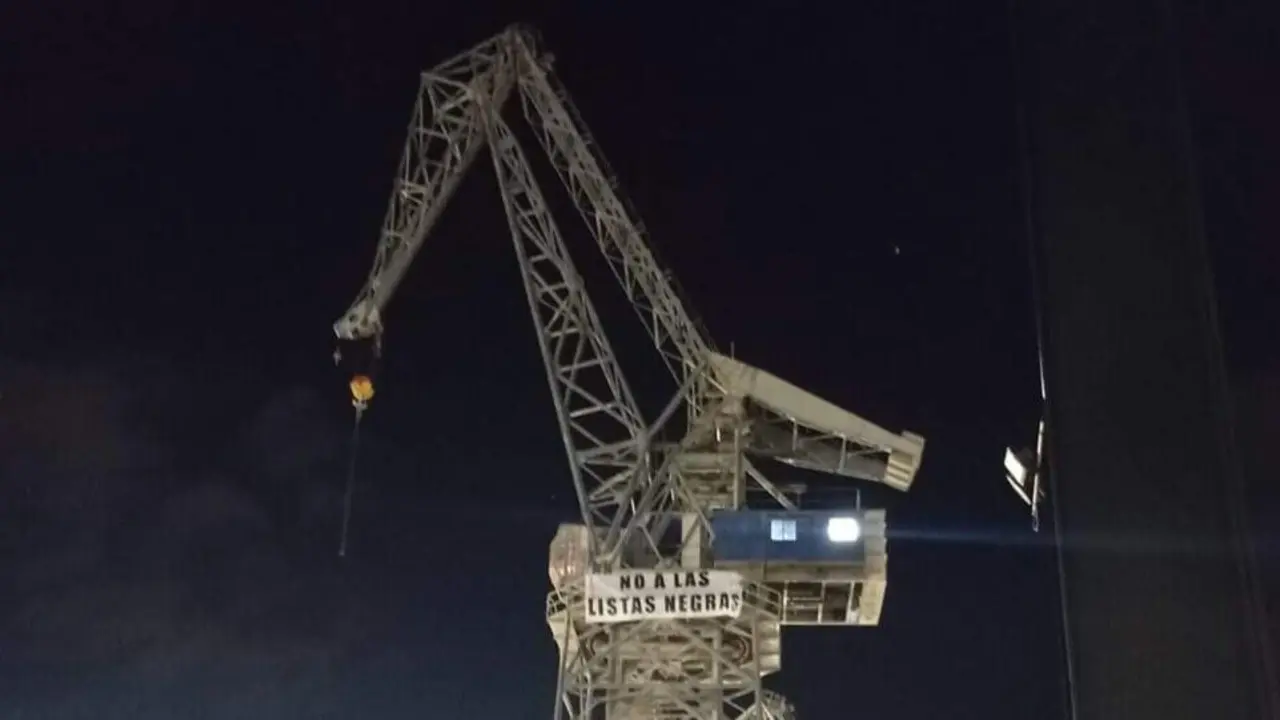 Pancarta contra &ldquo;las listas negras&rdquo; en el sector del metal en una gr&uacute;a de Navantia San Fernando. VIVA