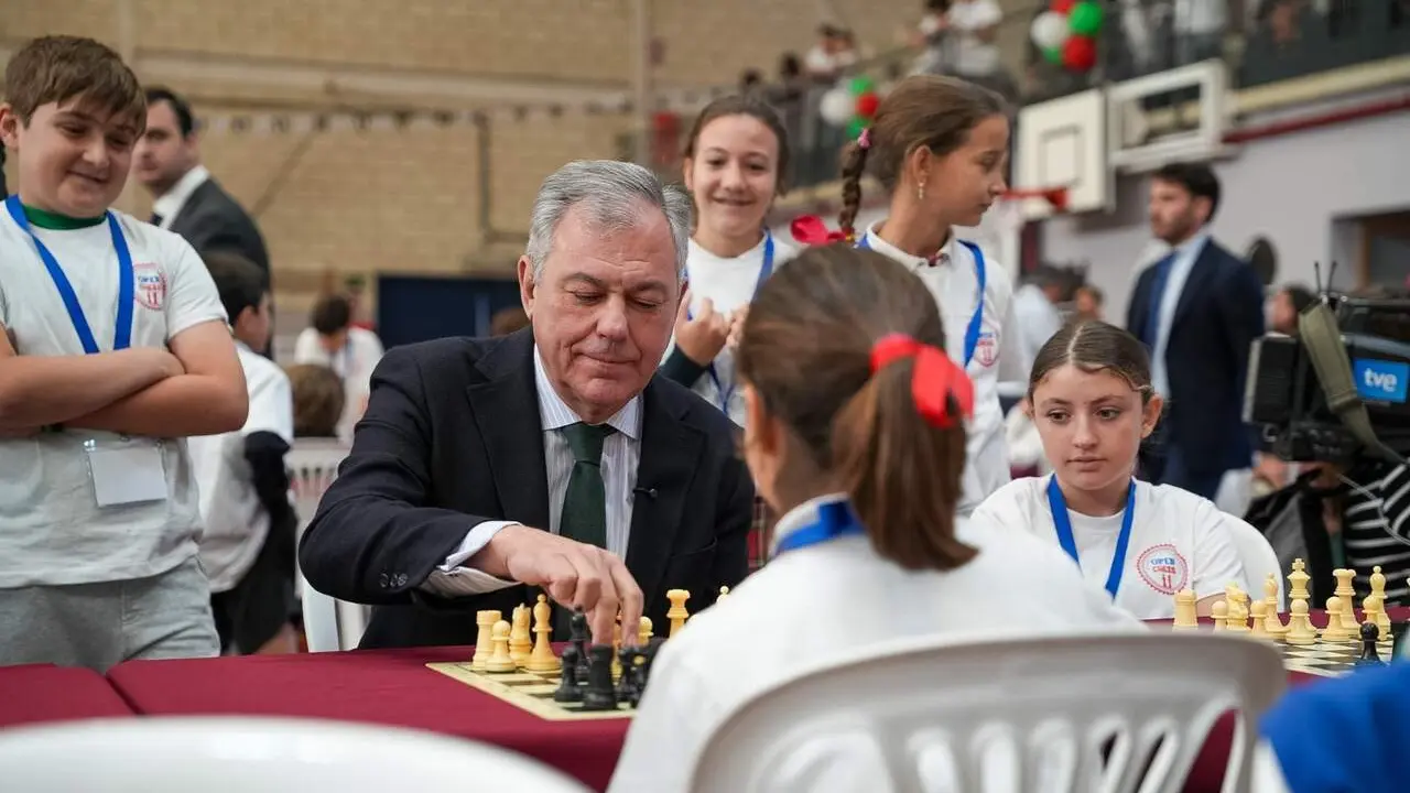 Jos&eacute; Luis Sanz juega al ajedrez en el VII Open Chess Tabladilla&ndash;Entreolivos. | AYTO