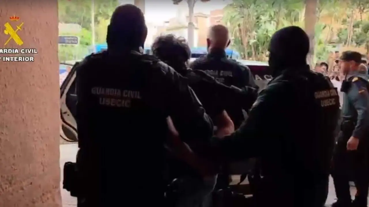 Momento de la detenci&oacute;n del presunto agresor.
- GUARDIA CIVIL