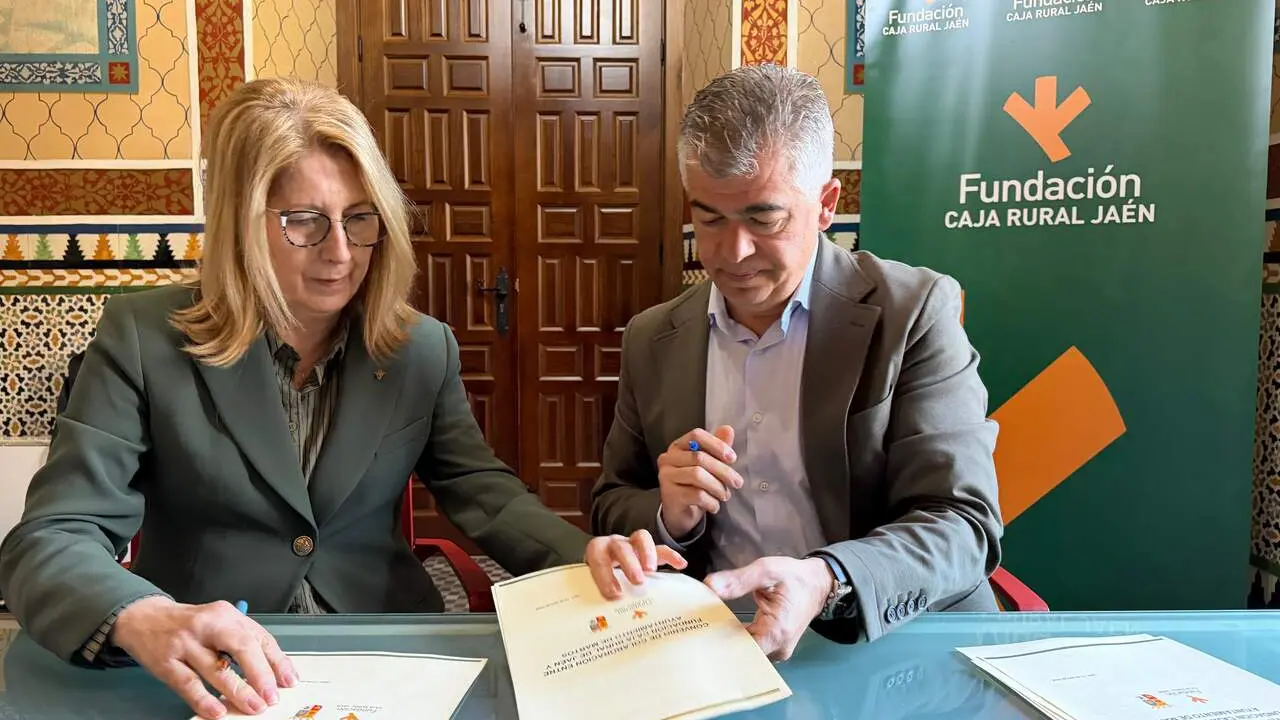 M&ordf; Dolores Aguayo y Emilio Torres firmando el convenio. | Caja Rural