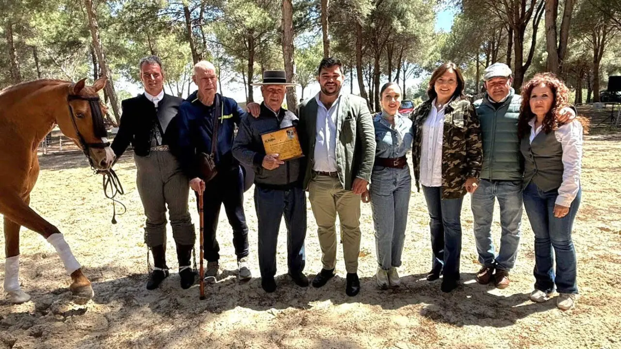 El homenajeado, flanqueado por los miembros del club y autoridades./ AYTO.