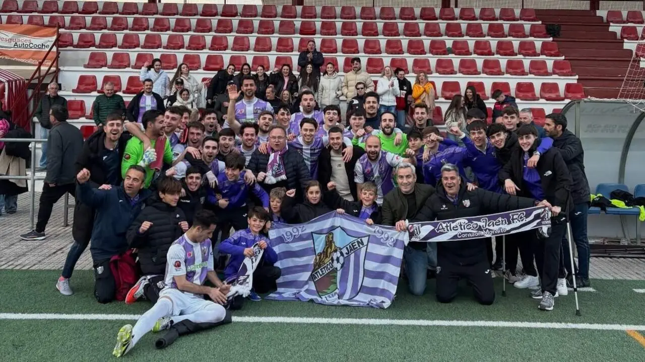 Jugadorees, t&eacute;cnicos y directivos del Atl&eacute;tico Ja&eacute;n festejan el t&iacute;tulo y el ascenso con aficionados. - Foto: Atl&eacute;tico Ja&eacute;n