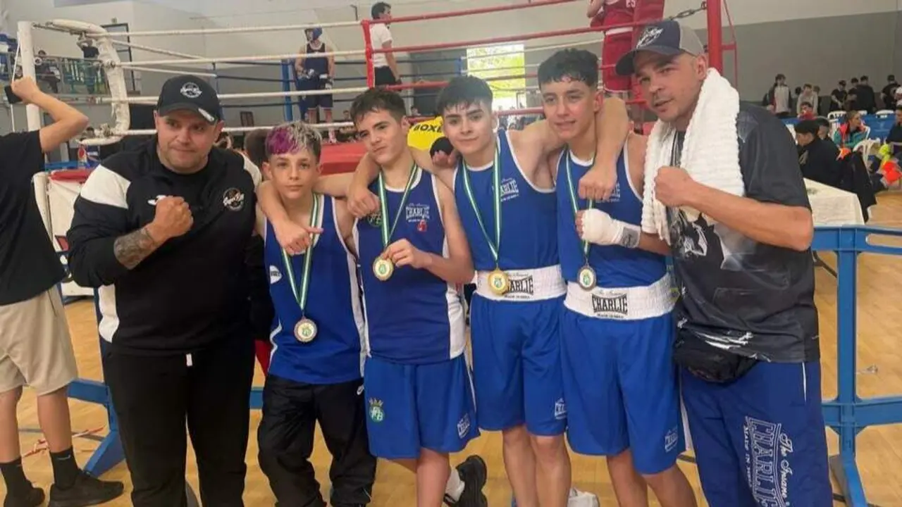 Canteranos del Sugar Ray posan junto a sus t&eacute;cnicos en la competici&oacute;n celebrada en Carmona. - Foto: Sugar Ray