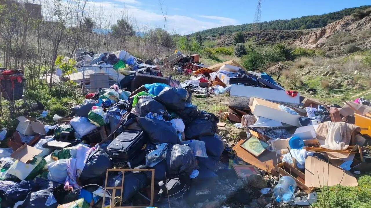 Torremolinos identifica a los autores de un vertido incontrolado en el arroyo Cueva de la Higuera. / AYTO. TORREMOLINOS