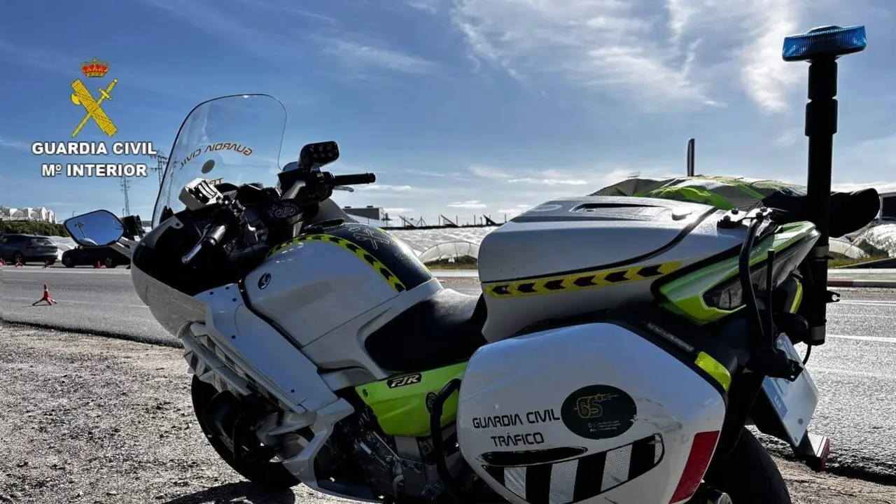 Moto de la Guardia Civil de Tr&aacute;fico en Huelva. | Guardia Civil.