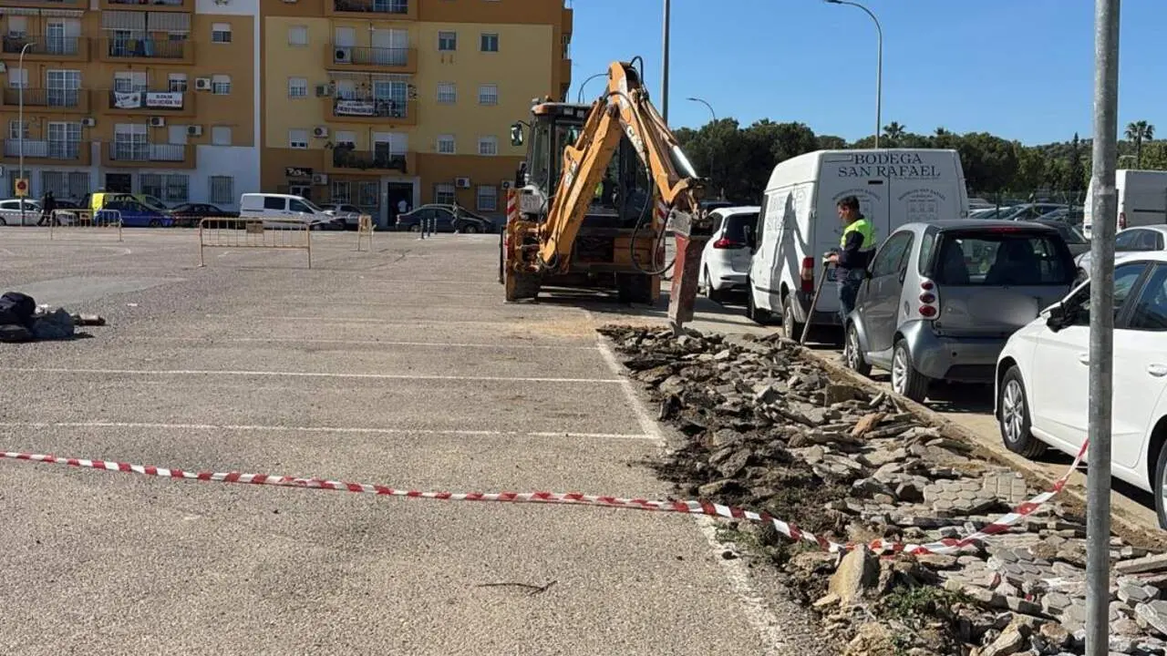 Trabajos en los aparcamientos de la calle Ram&oacute;n Soto Vargas.| AYTO CAMAS
