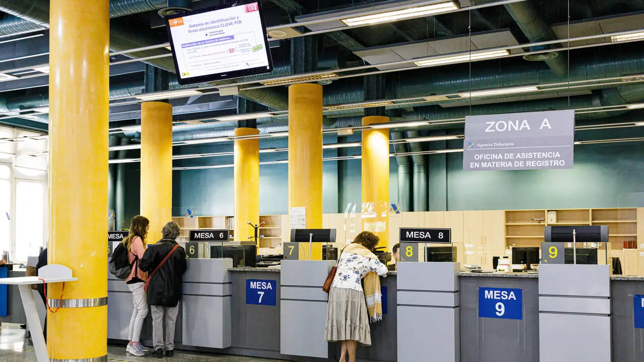 Varias personas son atendidas en la Agencia Tributaria. | Europa Press.