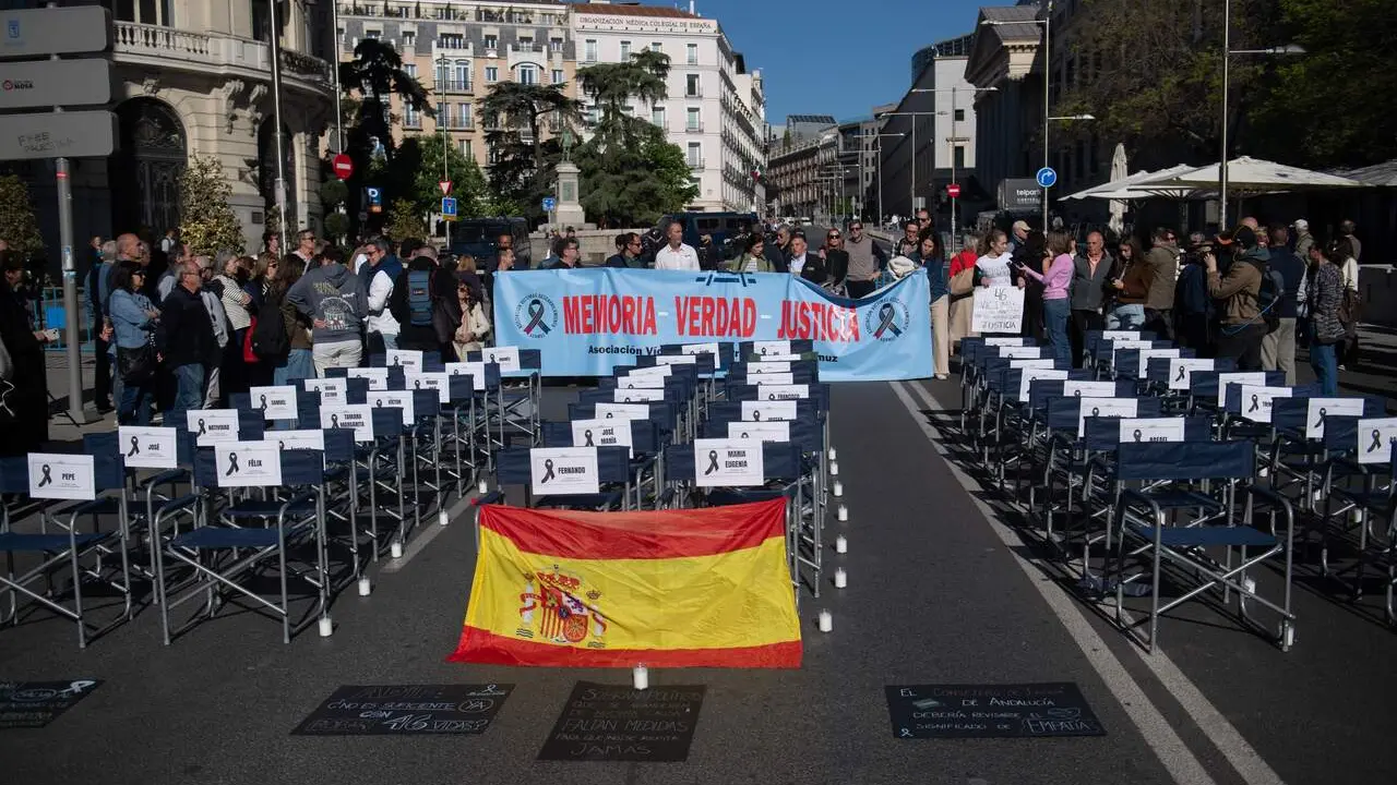 Concentraci&oacute;n de v&iacute;ctimas de Adamuz ante el Congreso. | EP.