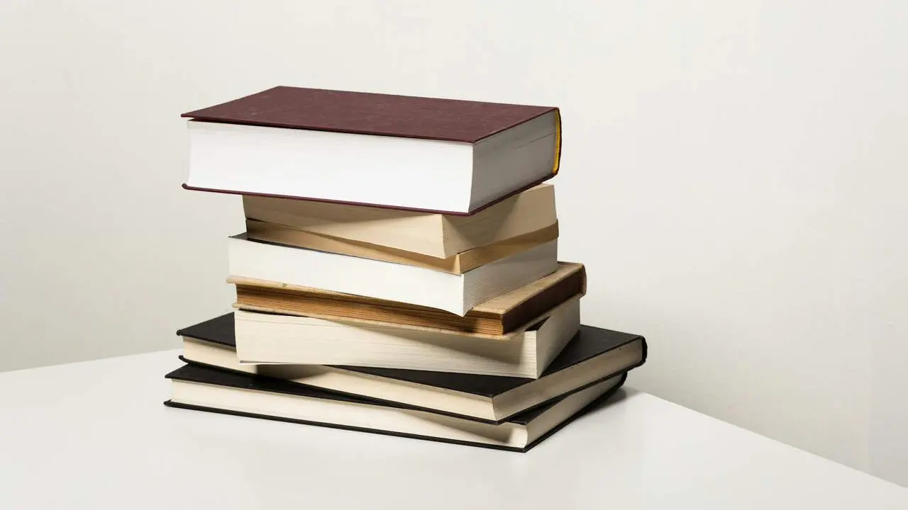 Libros apilados.