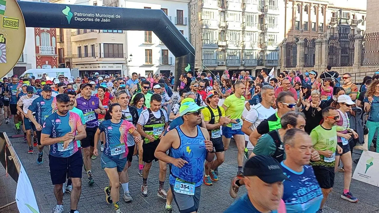 Participantes toman la salida del Trail Solidario Fuente de la Pe&ntilde;a. - Foto: Ayuntamiento Ja&eacute;n