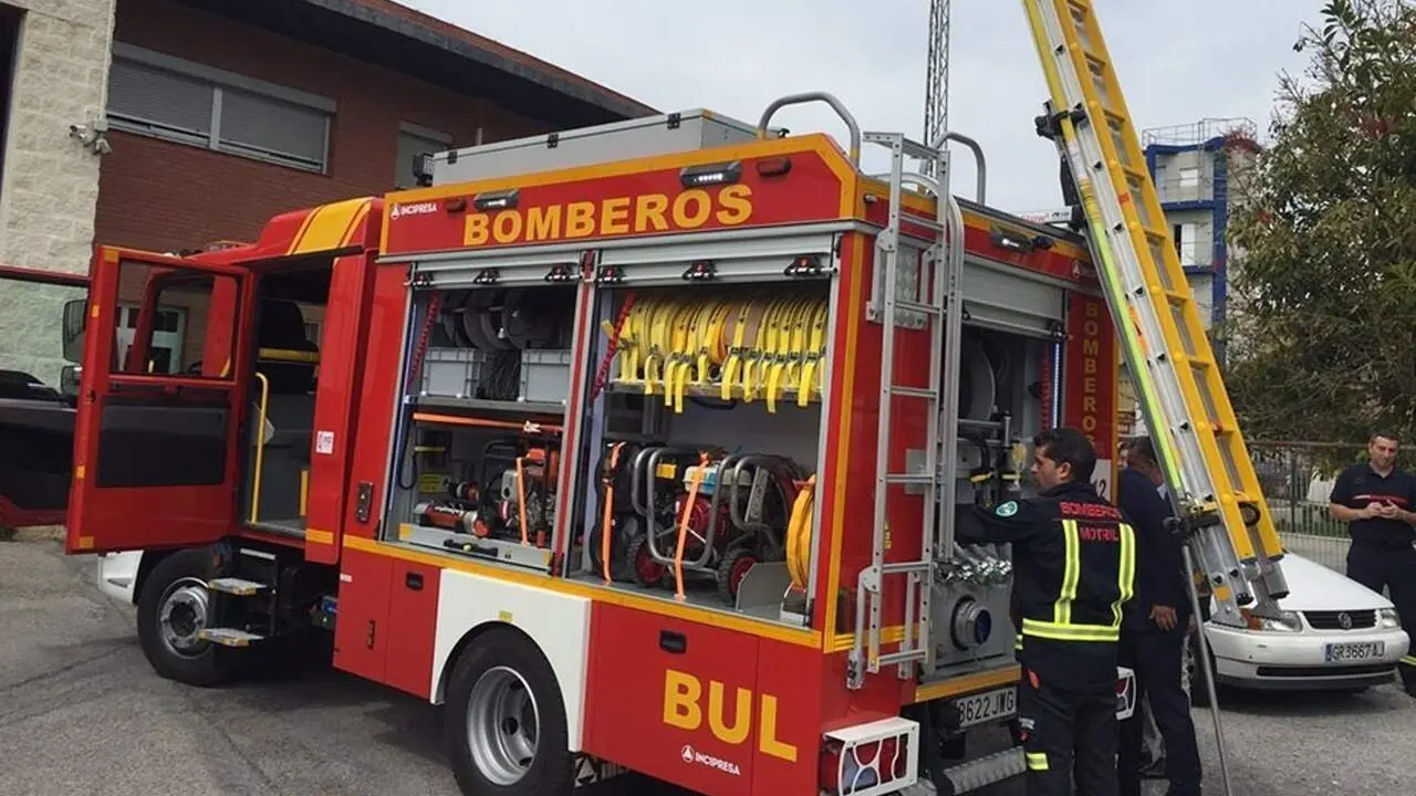 Bomberos de Motril durante una intervenci&oacute;n. | Europa Press.