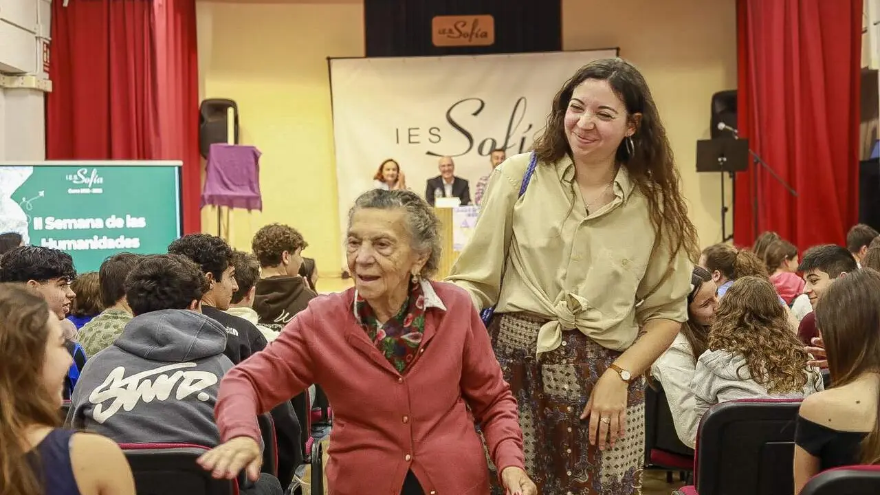 La periodista Claudia GR Moneo y su abuela Rosa Moneo en el instituto | Viva