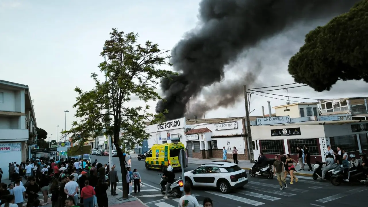 Incendio en una nave de Punta Umbr&iacute;a. | VH.