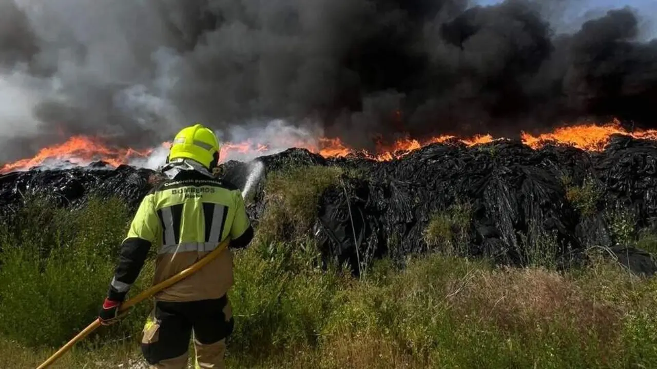Incendio en Almonte en la tarde del lunes. | Consorcio de Bomberos de Huelva.
