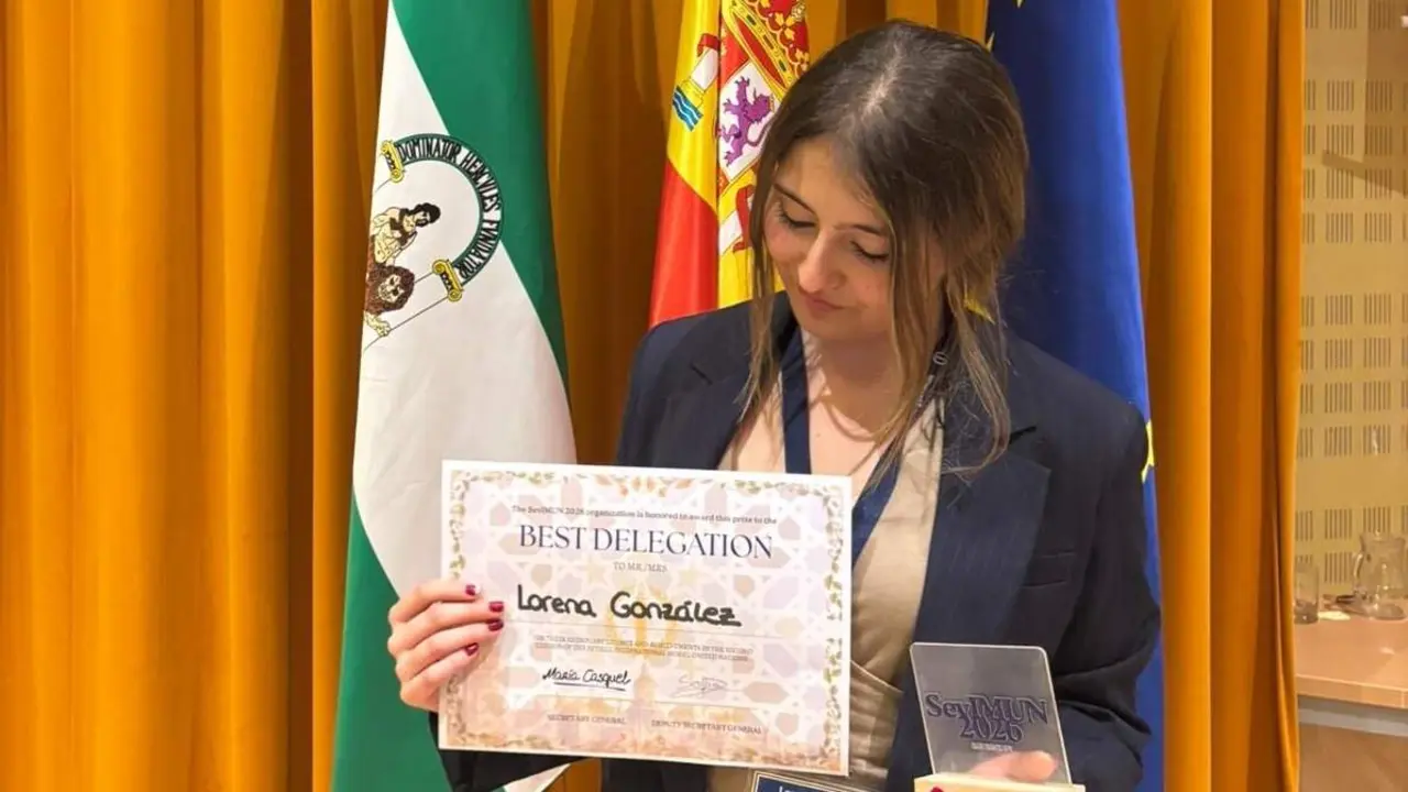 La algecireña Lorena González, con el reconocimiento obtenido - A.I.