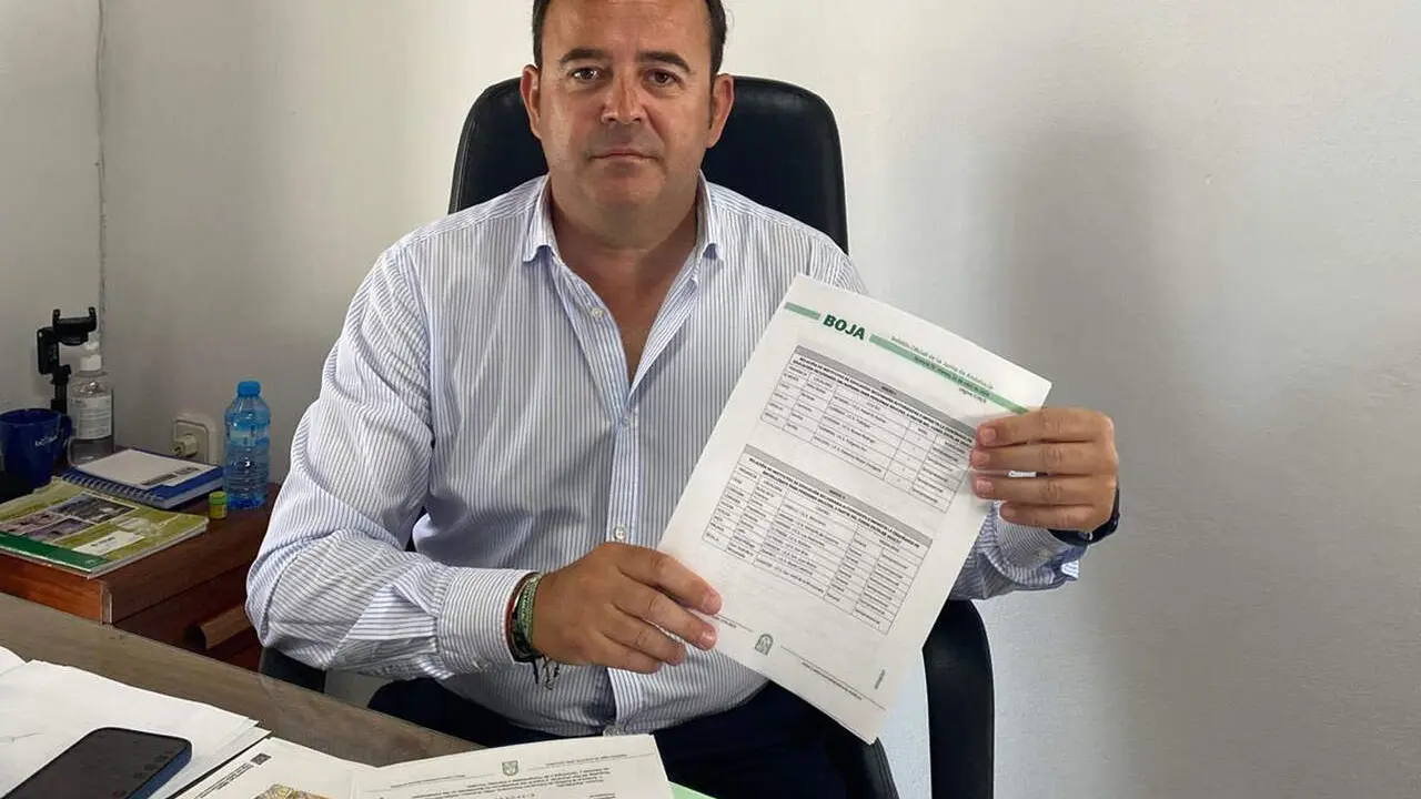El delegado Andr&eacute;s Camarena muestra el BOJA con la orden./ AYTO.